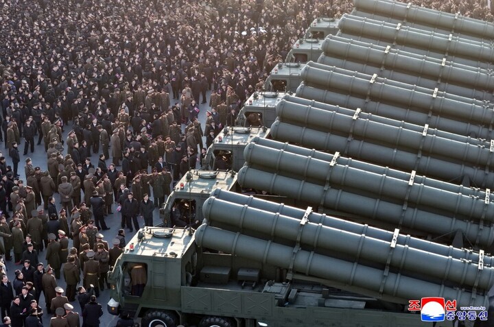 Giới phân tích Hàn Quốc nhận định việc tổ chức lễ bàn giao với sự tham dự trực tiếp của nhà lãnh đạo Triều Tiên cho thấy khả năng hệ thống phóng rocket đa nòng 600mm phiên bản mới sẽ sớm được triển khai trong thực tế.
