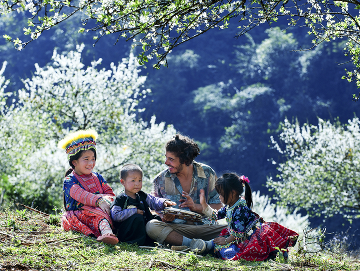 Khách du lịch thích thú với không gia du lịch của Việt Nam. (Ảnh: Cục Du lịch Quốc gia)