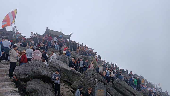 Người dân nô nức hành hương đến lên chùa Đồng Yên Tử trên đỉnh non thiêng.