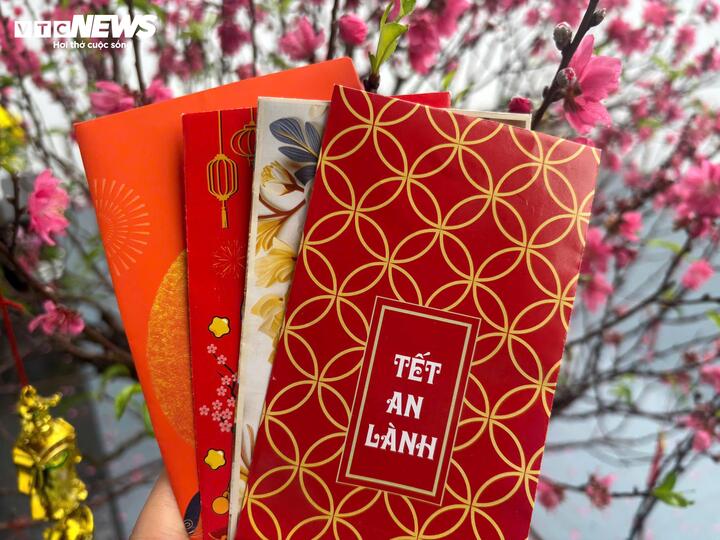 Lì xì đầu năm với ý nghĩa là lời chúc may mắn, sức khỏe và tài lộc gửi gắm trong phong bao đỏ của người tặng.