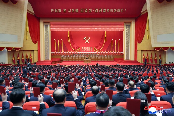 Đại hội thông qua 3 nội dung trong chương trình làm việc, gồm việc xem xét báo cáo công tác của Ban Chấp hành Trung ương, sửa đổi Điều lệ Đảng và bầu Ban Chấp hành Trung ương mới.