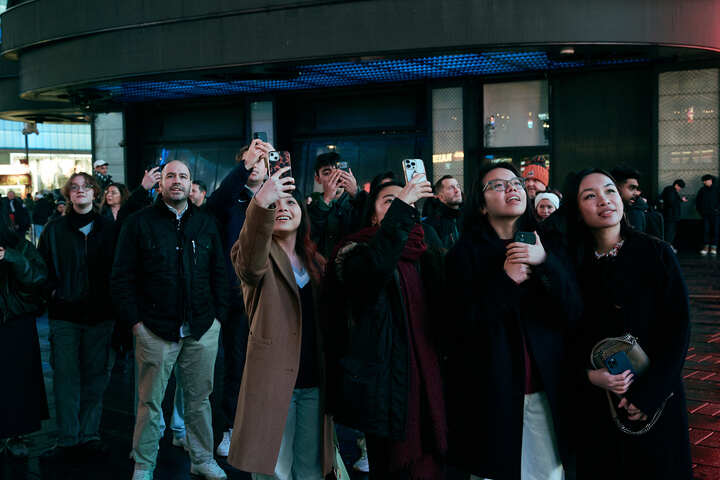 Khác với hầu hết những đoạn phim quảng cáo thường thấy tại Quảng trường Thời Đại, hình ảnh đất nước Việt Nam xuất hiện đã ngay lập tức thu hút sự chú ý của hàng trăm người có mặt ở giao lộ.