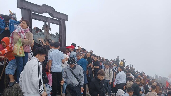 Tính riêng ngày mùng 1 và 2 Tết, Yên Tử đón 140.000 lượt du khách.