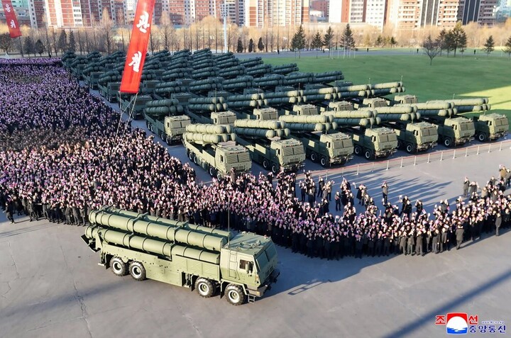 Ngoài ra, ông nhấn mạnh tới việc tích hợp công nghệ trí tuệ nhân tạo (AI) và hệ thống dẫn đường phức hợp, cho rằng hệ thống mới sẽ thay đổi khái niệm về pháo binh trong chiến tranh hiện đại.