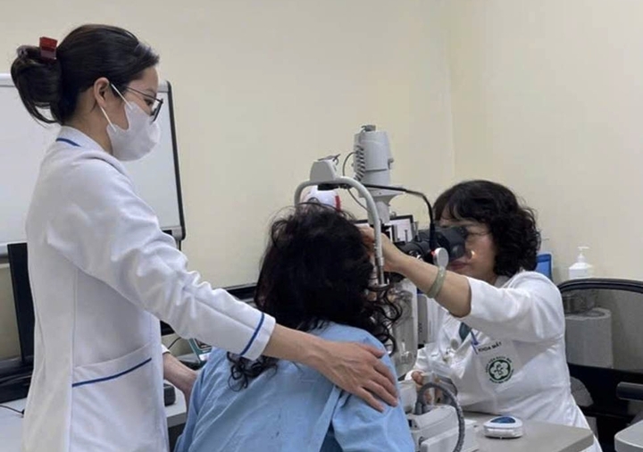 Bác sĩ chuyên khoa Mắt - Bệnh viện Bạch Mai thăm khám cho người bệnh.