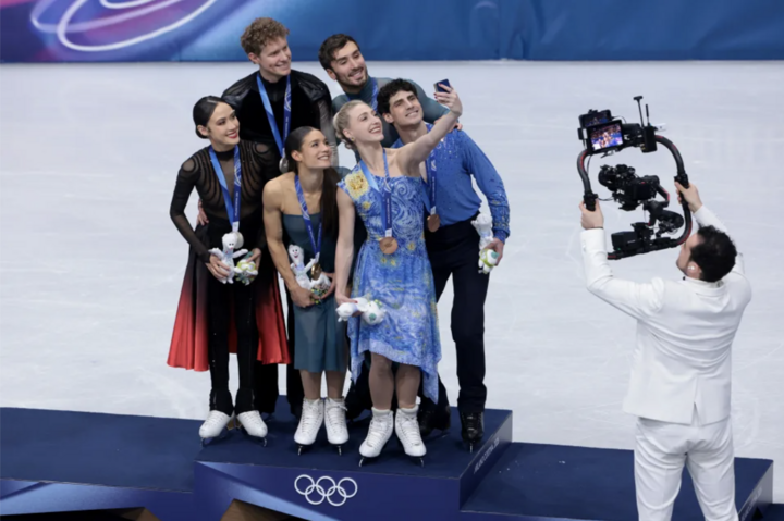 Jordan Cowan quay phim khi các VĐV đứng trên bục trao huy chương. (Nguồn: CNN)