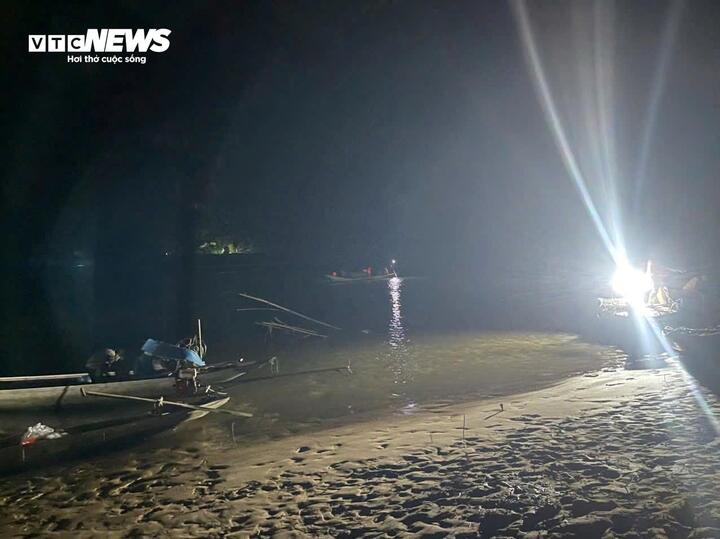 Khu vực xảy ra vụ lật thuyền có mực nước sâu, dòng chảy phức tạp, gây nhiều khó khăn cho hoạt động tìm kiếm. Hiện nay lực lượng chức năng đang hia thành nhiều tổ, sử dụng móc câu, thiết bị dò tìm và thợ lặn chuyên nghiệp để mở rộng phạm vi tìm kiếm.