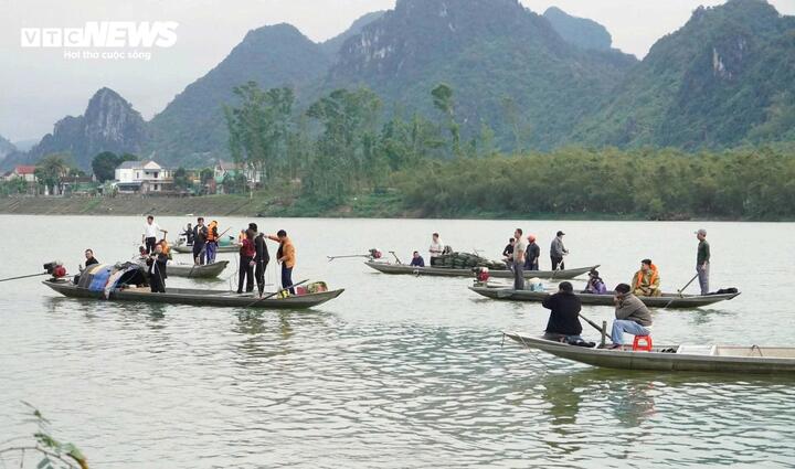 Quá trình thuyền di chuyển qua sông Gianh thì bị lật và chìm. Một người dân địa phương phát hiện sự việc kịp thời tiếp cận hiện trường và đưa được 5 người vào bờ nhưng chỉ 3 người được cứu sống.
