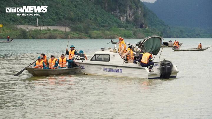 Sau hơn ngày tìm kiếm, lực lượng chức năng phối hợp với người dân tìm thấy toàn bộ thi thể 2 nạn nhân vụ chìm thuyền trên sông Gianh ngày mồng 3 Tết