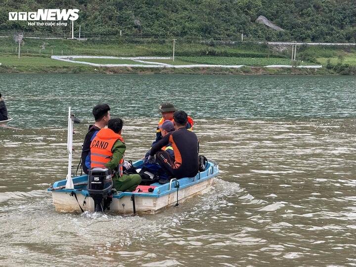 Theo ghi nhận, sau khi xảy ra sự việc, lực lượng chức năng huy động nhiều lực lượng gồm Cảnh sát PCCC & CNCH, Công an xã Tuyên Bình, Công an xã Tuyên Hóa... để phối hợp với người dân triển khai công tác cứu hộ, cứu nạn và tìm kiếm 2 nạn nhân đang mất tích.