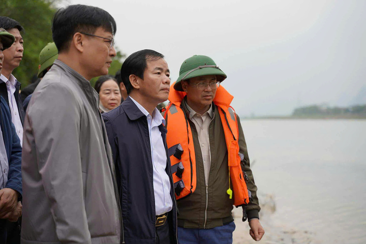 Bí thư Tỉnh ủy Quảng Trị Nguyễn Văn Phương (giữa) cùng Thiếu tướng Nguyễn Thanh Liêm - Giám đốc Công an tỉnh Quảng Trị có mặt tại hiện trường chỉ đạo công tác tìm kiếm