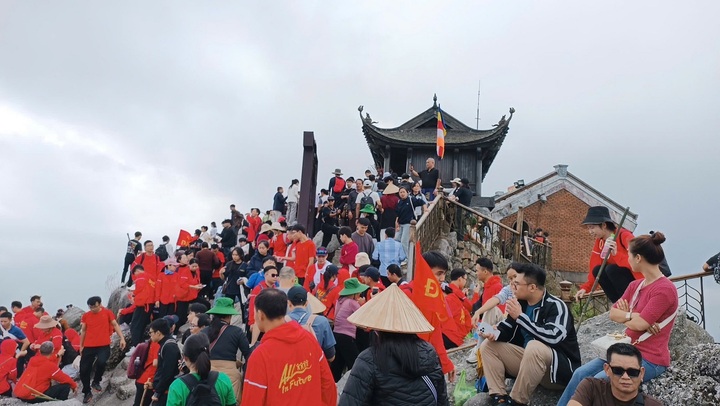 Chùa Yên Tử thu hút đông đảo du khách đến du xuân đầu năm. (Ảnh: Tiến Thắng)