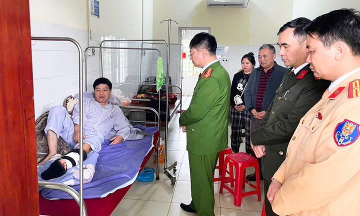 Đại tá Ma Quang Trung, Phó giám đốc Công an tỉnh Tuyên Quang đến thăm hỏi, động viên Thiếu tá Nguyễn Văn Đông. (Ảnh: Công an Tuyên Quang)