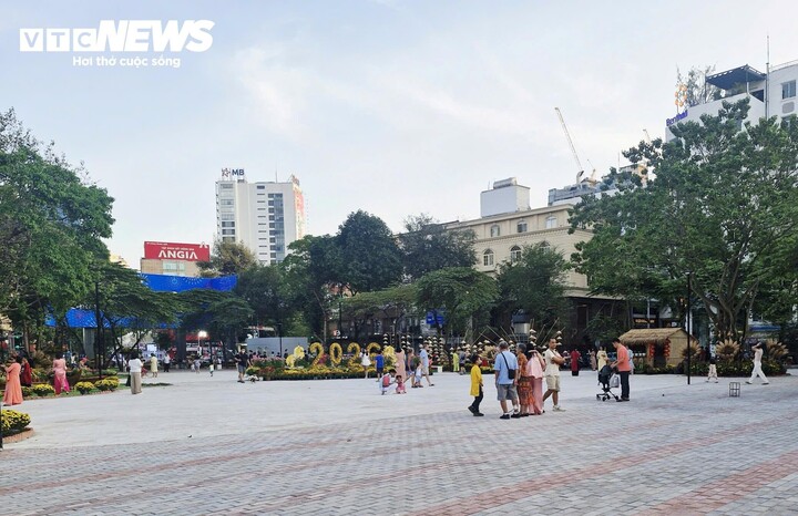 Trước Tết Bính Ngọ, nhằm cụ thể hóa chỉ đạo của lãnh đạo Thành ủy TP.HCM về tăng không gian xanh, bổ sung không gian sinh hoạt công cộng cho khu vực trung tâm, khu tứ giác Lê Thánh Tôn - Nam Kỳ Khởi Nghĩa - Nguyễn Trung Trực - Lê Lợi được UBND TP.HCM giao các chủ đầu tư dự án phối hợp với Công ty TNHH TMDV Great Wealth tổ chức chỉnh trang.