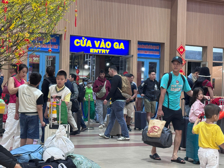 Ga Sài Gòn đông đúc khách quay lại TP.HCM sáng mùng 4 Tết.