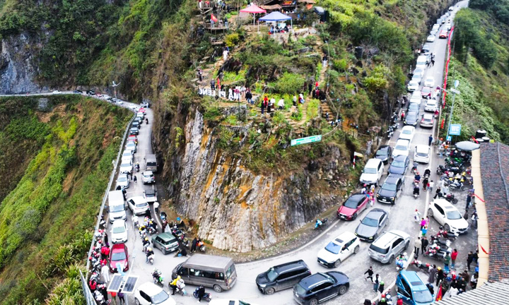 Ô tô nối dài trên đèo Mã Pì Lèng ngày 20/2. (Ảnh: Hà Giang News)