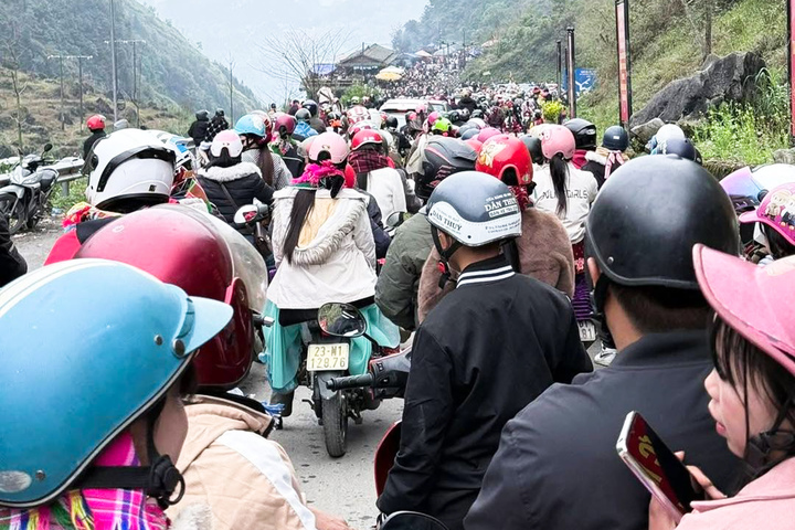 Hàng nghìn du khách đổ lên Tuyên Quang du xuân dịp Tết Bính Ngọ năm 2026. (Ảnh: Hà Giang News)