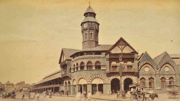 Hoàn thành năm 1869, Crawford Market ở Mumbai (nay là Mahatma Jyotiba Phule Mandai) với tháp đồng hồ uy nghi trở thành biểu tượng áp bức thuộc địa Anh. (Nguồn: Public Domain)