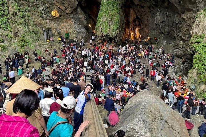 Du khách đổ về chùa Hương ngày mùng 2 Tết Bính Ngọ 2026. (Ảnh: Mạng xã hội)