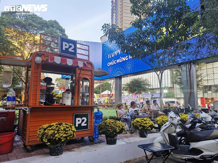 Nơi này cũng có một quán nước phục vụ nhu cầu du khách.