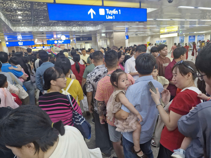 Ga Nhà hát Thành phố luôn 9ông nghẹt khách từ 29 tháng Chạp đến mùng 4 Tết.