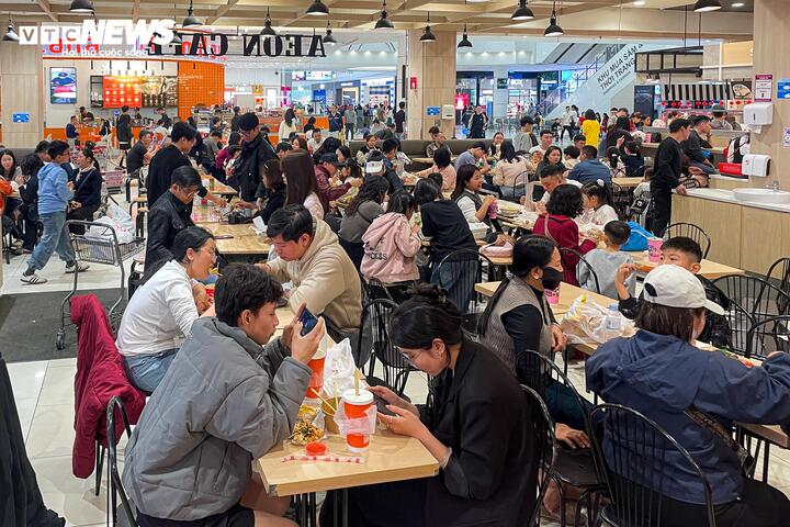 Mùng 4 Tết, trung tâm thương mại ở Hà Nội đông nghịt khách - 6