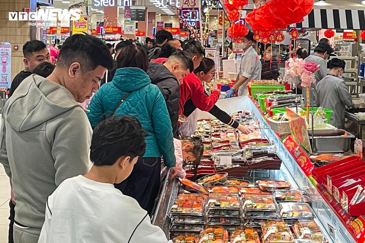 Mùng 4 Tết, trung tâm thương mại ở Hà Nội đông nghịt khách - 13