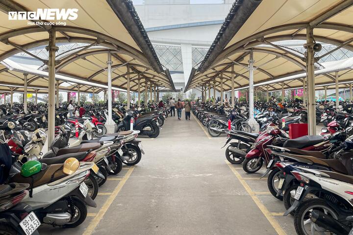 Mùng 4 Tết, trung tâm thương mại ở Hà Nội đông nghịt khách - 2