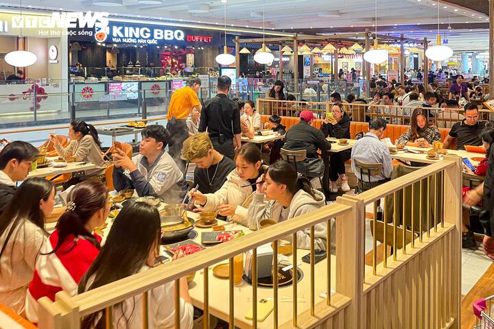 Các nhà hàng trong trung tâm thương mại cũng tấp nập khách ra vào.