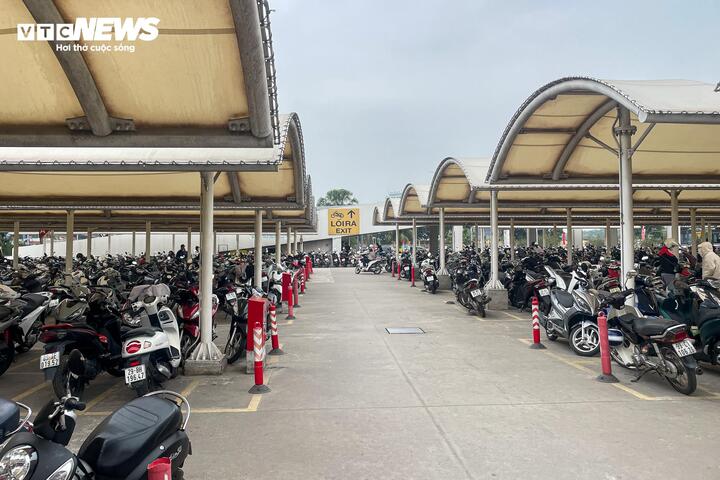 Mùng 4 Tết, trung tâm thương mại ở Hà Nội đông nghịt khách - 3