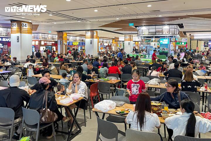 Trưa 20/2 (mùng 4 Tết), tại một trung tâm thương mại ở Long Biên (Hà Nội), khu ẩm thực rơi vào tình trạng quá tải khi hàng nghìn người đổ về vui chơi trong kỳ nghỉ Tết.