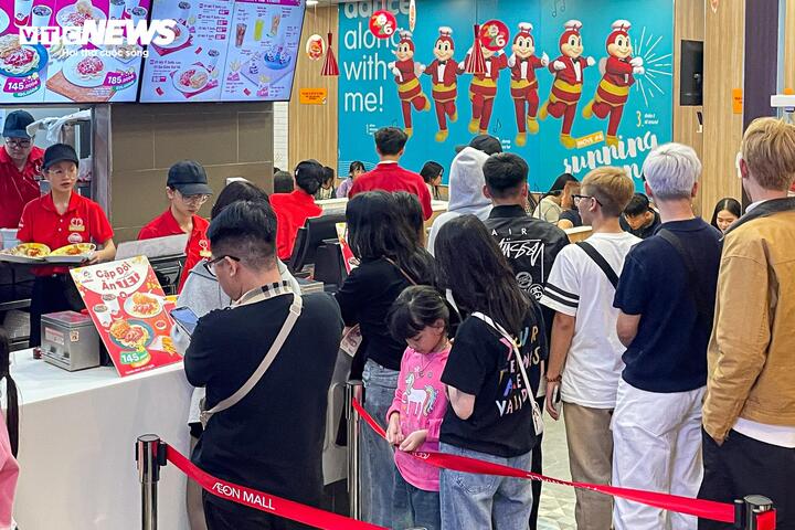 Mùng 4 Tết, trung tâm thương mại ở Hà Nội đông nghịt khách - 7