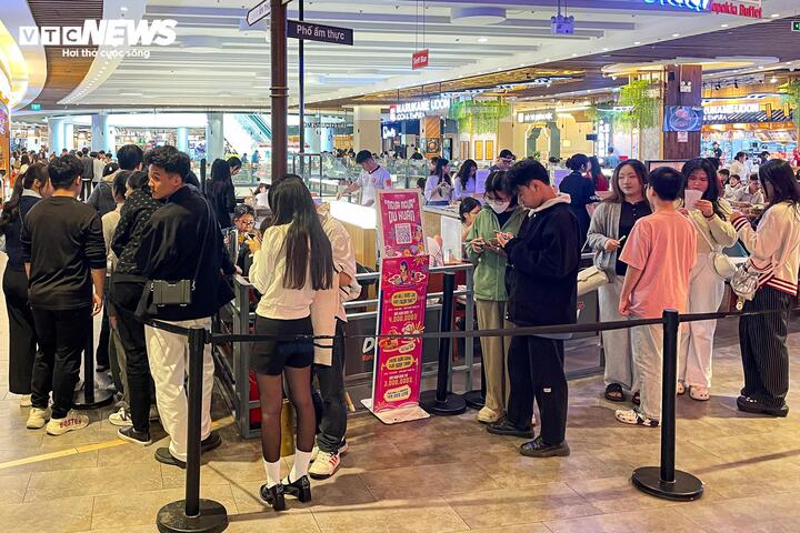 Mùng 4 Tết, trung tâm thương mại ở Hà Nội đông nghịt khách - 8