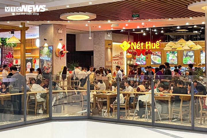 Chị Dương Kiều Miên (ngụ Cầu Giấy) cho hay, chị cùng bạn bè đến trung tâm thương mại để xem phim buổi chiều, sau đó tranh thủ ghé ăn lẩu, đổi khẩu vị.