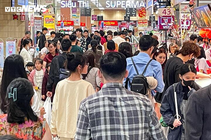 Khu vực bán đồ ăn chế biến sẵn cũng nhộn nhịp, liên tục có khách ghé mua.