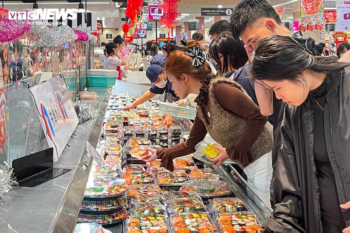 Mùng 4 Tết, trung tâm thương mại ở Hà Nội đông nghịt khách - 12