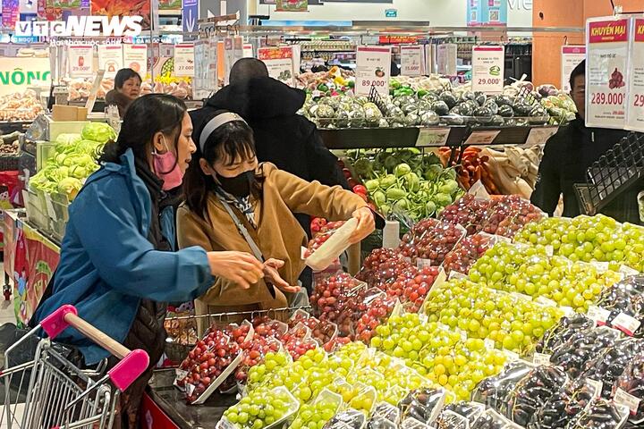 Bà Phúc cho hay, sau nhiều ngày Tết, trong nhà chủ yếu còn gà, giò, bánh chưng nên ngay mùng 4, bà đi siêu thị để mua thêm hoa quả, rau xanh cho gia đình.