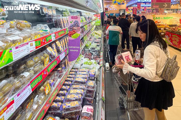 Mùng 4 Tết, trung tâm thương mại ở Hà Nội đông nghịt khách - 15