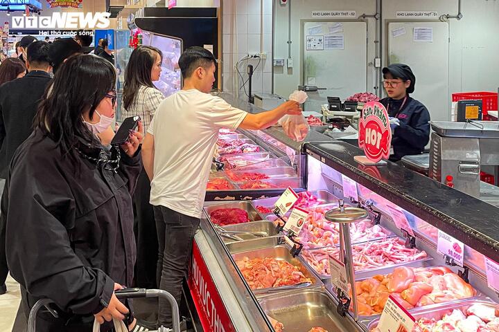 Mùng 4 Tết, trung tâm thương mại ở Hà Nội đông nghịt khách - 16