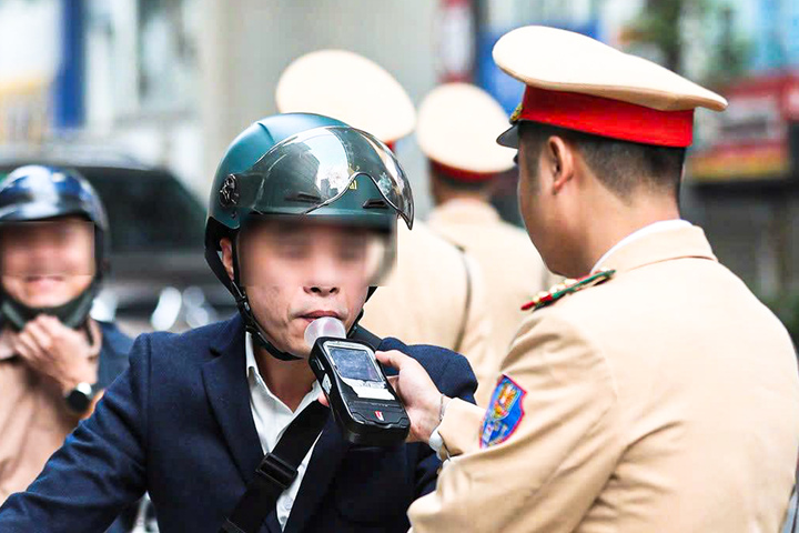 CSGT kiểm tra vi phạm nồng độ cồn ở Hà Nội.