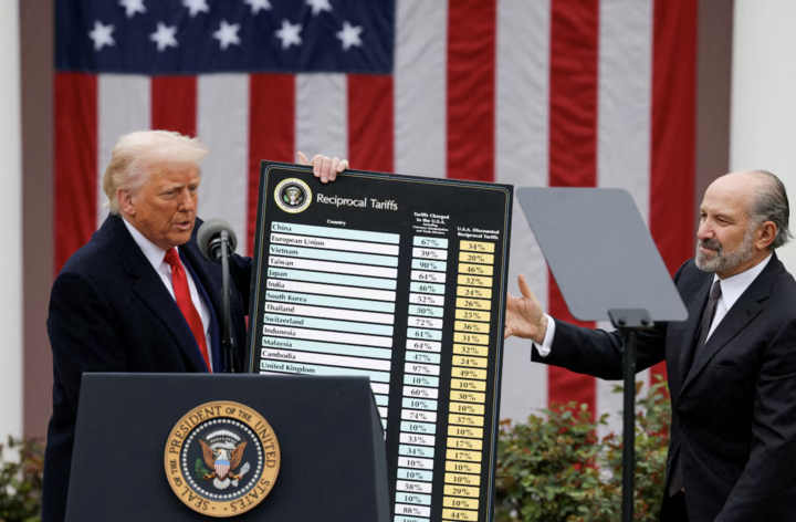 Tổng thống Donald Trump giơ biểu đồ khi phát biểu tại sự kiện công bố chính sách thương mại “Make America Wealthy Again” ở Vườn Hồng Nhà Trắng, Washington D.C. (Nguồn: Reuters)