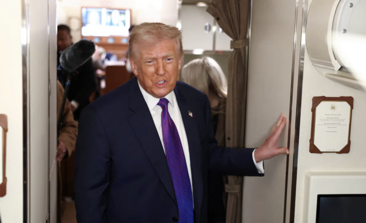 Tổng thống Mỹ Donald Trump phát biểu trước các phóng viên trên chuyên cơ Air Force One. (Nguồn: Reuters)