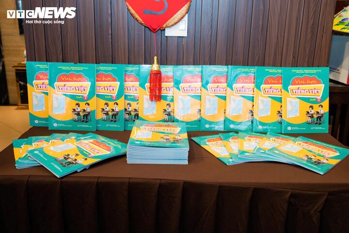 Bộ sách "Vui học tiếng Việt" do NXB Đại học sư phạm TP.HCM và Hội Người Việt Nam tại Fukuoka, Nhật Bản chủ biên xuất bản năm 2025 (quyển 1) và năm 2026 (quyển 2).