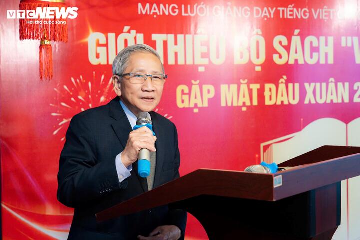 Theo giáo sư Nguyễn Minh Thuyết, tiếng Việt còn là “không gian văn hóa” nơi tích tụ lịch sử, phong tục, lối sống và tư duy của người Việt.