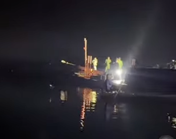 Lực lượng chức năng tìm kiếm 6 nạn nhân mất tích.