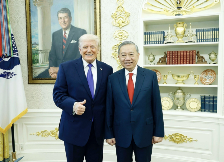 Tổng Bí thư Tô Lâm chụp ảnh cùng Tổng thống Donald Trump tại Nhà Trắng ngày 20/2. (Ảnh: VNA/VNS)