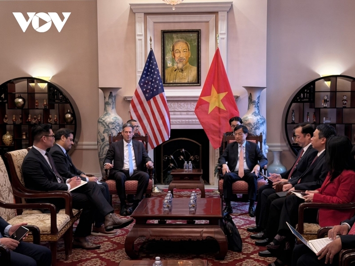 Bí thư Thành ủy Hà Nội Nguyễn Duy Ngọc gặp Chủ tịch phụ trách đối ngoại toàn cầu của Meta Joel Kaplan