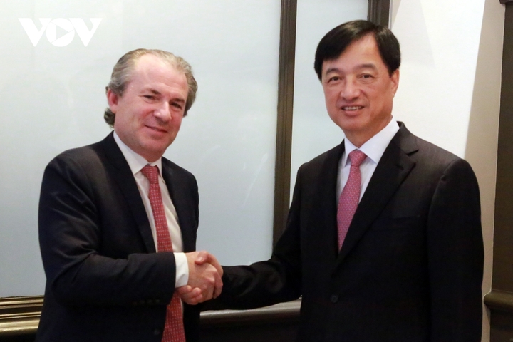 Bí thư Thành ủy Hà Nội Nguyễn Duy Ngọc và Giám đốc điều hành Tập đoàn Rosen Partners