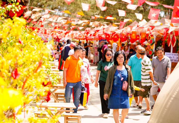 Khách đổ về vui chơi, du lịch tại Cần Giờ.