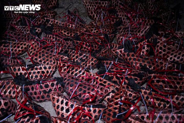 Trong số các mặt hàng, gà đen được nhiều người săn tìm nhất. Theo quan niệm dân gian, mua được gà đen tại chợ âm dương làng Ó sẽ mang lại may mắn trong năm mới. Năm nay, 350 con gà đen đã được tiêu thụ hết trước khi trời sáng.